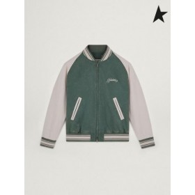 Órga Gé Míleata-glas agus bán Thuras bailiúchán Eric bomber jacket le cónaí-in éifeacht agus i gcodarsnacht le bróidnéireacht ar an ar ais le glas agus bán