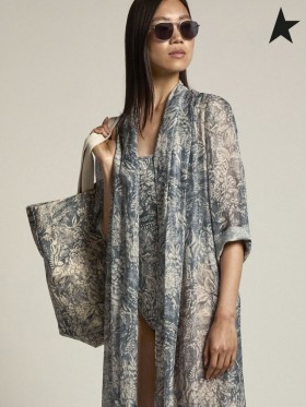 Golden Goose Esmeralda Golden Resort Capsule collection di lino caftano in blu vintage con contrasto bianco toile de jouy stampa blu