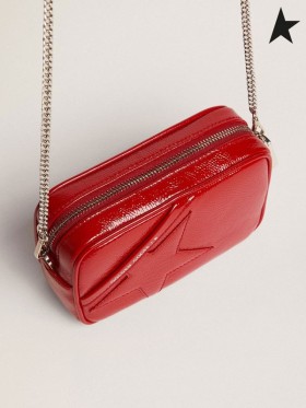 Torba Golden Goose Mini Star z czerwonej lakierowanej skóry z czerwonymi gwiazdami ton w ton