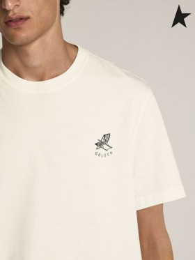 Vintage bijela majica Golden Goose iz kapsule kolekcije Golden Resort s kontrastom crnim logom s prednje bijele boje