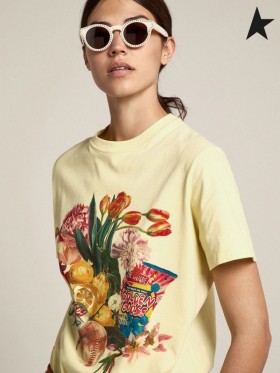 T-shirt Golden Goose iz zbirke Journey пастельно-žute boje sa šarenim po cijeloj površini u stilu kolaž žute boje