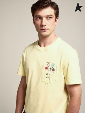 T-shirt Golden Goose iz zbirke Journey пастельно-žute boje s cvjetnim buketom u džepu žute boje