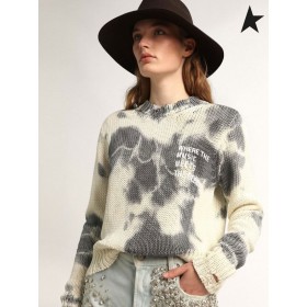 Pulover Golden Goose White iz zbirke Journey s потрепанной presvlakama tamno sive boje i bijelim natpisom sprijeda, bijela tamno siva