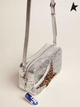 Golden Goose Star Bag in gelaagd leer met zilveren glitter en sterren in luipaard-print pony huid. zilveren luipaard