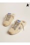 Golden Goose Super-Star Sabots chaussures de sport blanc naturel shearling avec des paillettes d'argent étoile Beige argent blanc gris