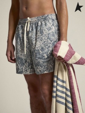 Golden Goose Elvis Golden Resort collection Capsule boxeurs vintage bleu contrastant avec le blanc en toile de jouy impression bleu