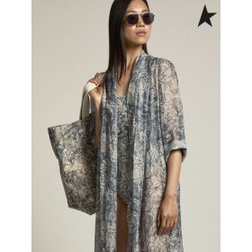 Golden Goose Esmeralda Golden Resort collection Capsule linge de caftan en vintage bleu contrastant avec le blanc en toile de jouy impression bleu