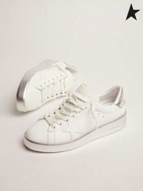 Golden Goose Purestar αθλητικά παπούτσια σε λευκό δέρμα με ασημί τοποθετημένο σε στρώματα τακούνι καρτέλα και foxing λευκό ασήμι