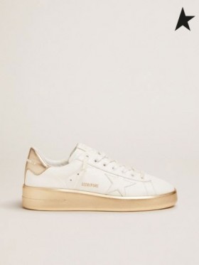 Golden Goose Purestar πάνινα παπούτσια σε άσπρο δέρμα με foxing και χρυσό τοποθετημένο σε στρώματα τακούνι καρτέλα λευκό χρυσό χρώμα