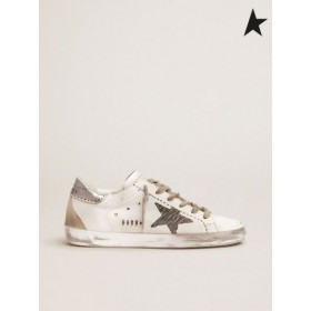 Golden Goose Super-Star παπούτσια με τοποθετημένος σε στρώματα ασήμι τακούνι καρτέλα και τυπωμένο λεπτομέρεια λευκό